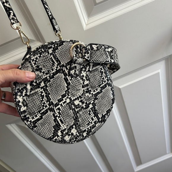 EUC Madison West Snakeskin Crossbody Bag. Round. Wristlet. Black, grey. - Picture 4 of 10